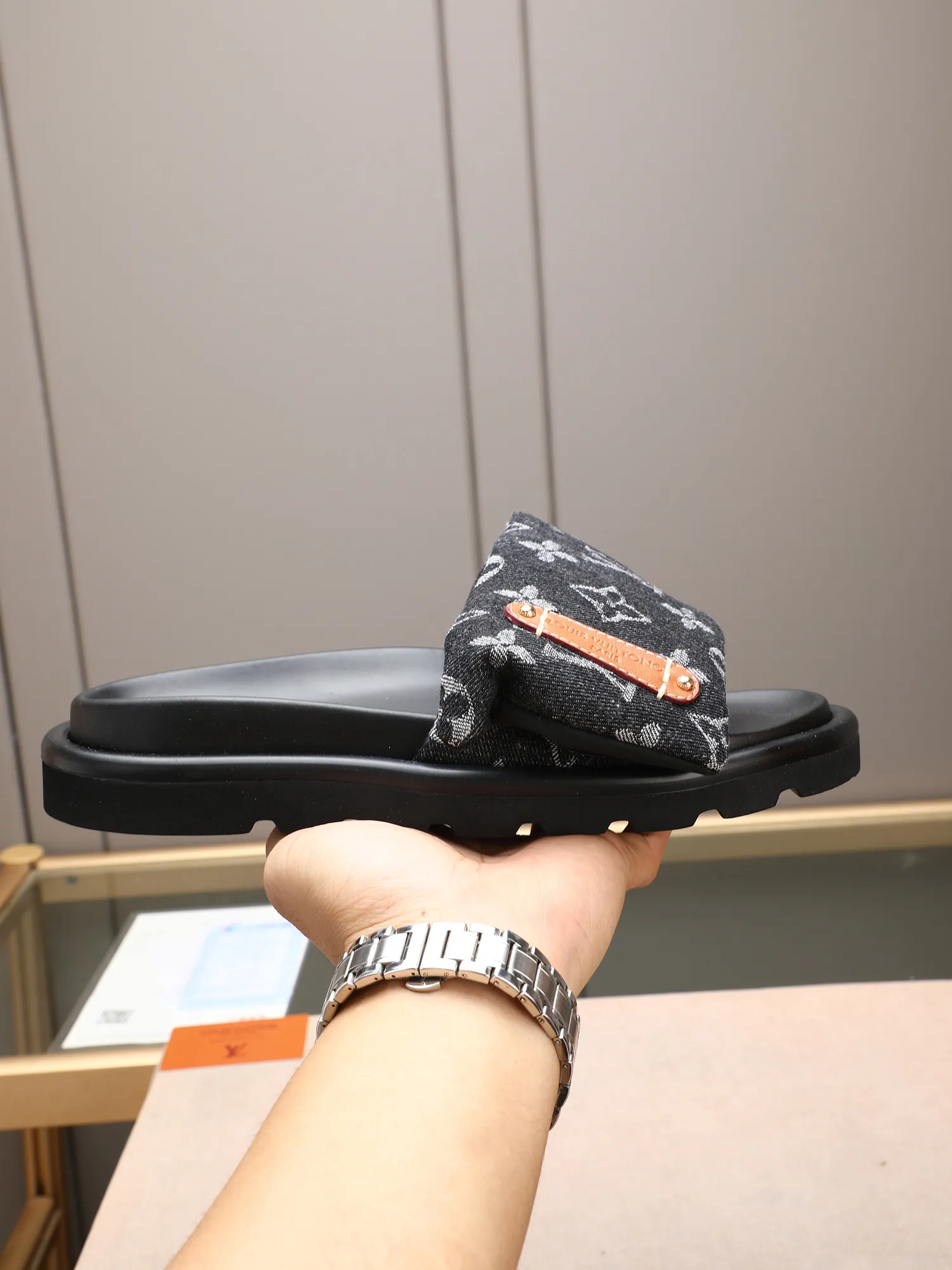 PP360 [LOUIS VUITTON] Louis Vuitton, LV printing, men's and women's slippers are on the market. The drawer box packaging comes with a cloth bag and a card. The upper pattern looks very soft and waxy, and it is a super versatile leg slimming tool. Fabric: imported denim/canvas/old fabric, LV hardware LOGO, official website pattern printing, comfortable to wear, feet: high-elastic PU water table. Sole: foam sole, heel height: about 5cm. Code number: 35-46, 35, 45, 46 are custom-made and non-returnable. Color: multiple colors and styles available.